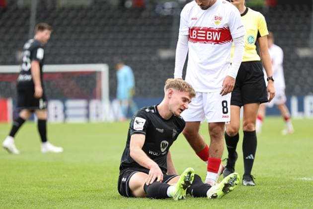 18.10.2025, Fussball, Herren, 11. Spieltag Dritte Liga Saison 2025 2026: VfB Stuttgart II - FC Schweinfurt 05 Jakob Tranziska (FC Schweinfurt 05, 17) fassungslos am Boden, Einzelfoto