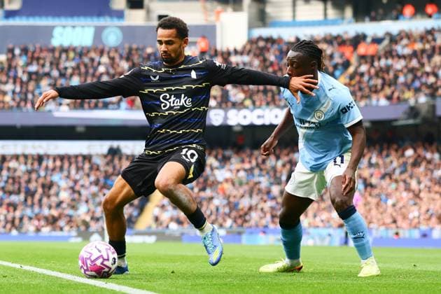 Iliman Ndiaye of Everton and Jeremy Doku of Manchester City Manchester City v Everton, Premier League, Football, Etihad Stadium, Manchester, UK - 18 Oct 2025Manchester Etihad Stadium United Kingdom EDITORIAL USE ONLY No use with unauthorised audio, video, data, fixture lists, club league logos or live services. Online in-match use limited to 120 images, no video emulation. No use in betting, games or single club league player publications. Copyright: xPaulxCurrie Shutterstockx 15544977al
