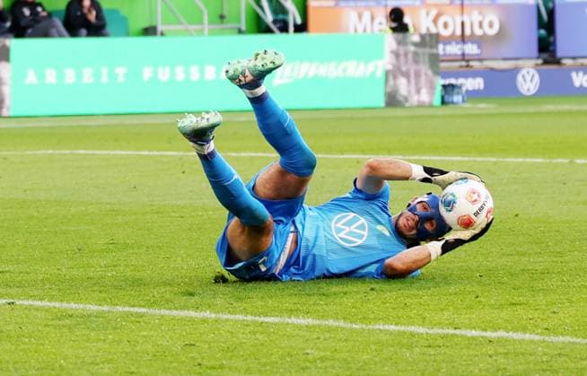 18.10.2025, Deutschland, Wolfsburg, Fußball Bundesliga, Saison 2025 2026, VfL Wolfsburg vs. VfB Stuttgart, Kamil Grabara (VfL)