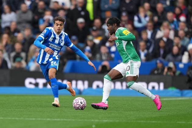 Anthony Elanga of Newcastle United takes on Yasin Ayari of Brighton & Hove Albion. Brighton and Hove Albion v Newcastle United, Premier League, Football, American Express Community Stadium, Brighton, UK - 18 Oct 2025Brighton American Express Community Stadi United Kingdom EDITORIAL USE ONLY No use with unauthorised audio, video, data, fixture lists, club league logos or live services. Online in-match use limited to 120 images, no video emulation. No use in betting, games or single club league player publications. Copyright: xSeanxRyan Shutterstockx 15544971r