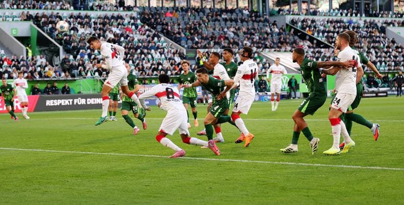 18.10.2025, Deutschland, Wolfsburg, Fußball Bundesliga, Saison 2025 2026, VfL Wolfsburg vs. VfB Stuttgart, links Chema (VfB)