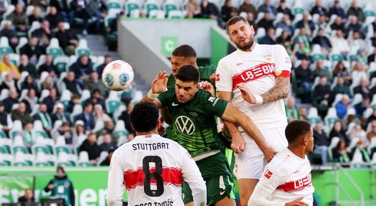 18.10.2025, Deutschland, Wolfsburg, Fußball Bundesliga, Saison 2025 2026, VfL Wolfsburg vs. VfB Stuttgart, rechts Jeff Chabot (VfB)
