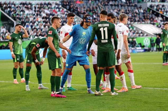 18.10.2025, Deutschland, Wolfsburg, Fußball Bundesliga, Saison 2025 2026, VfL Wolfsburg vs. VfB Stuttgart, Kamil Grabara (VfL)