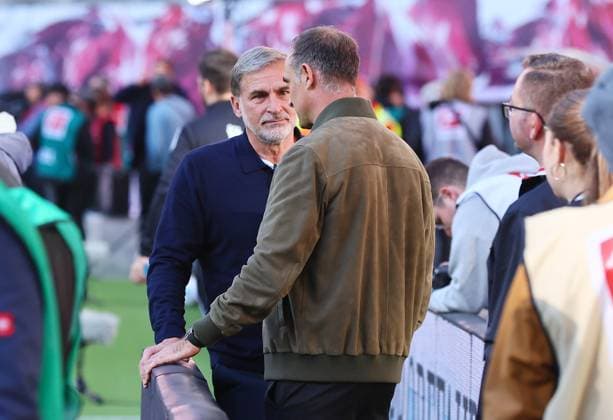 RB Leipzig - Hamburg Bundesliga Leipzig, 18.10.2025, Red Bull Arena, Fussball, Bundesliga, Spieltag 7 , RB Leipzig vs. Hamburger SV , Im Bild v.l.: Stefan Kuntz (HSV Sportvorstand) und Oliver Mintzlaff (Red Bull Chef CEO) ,
