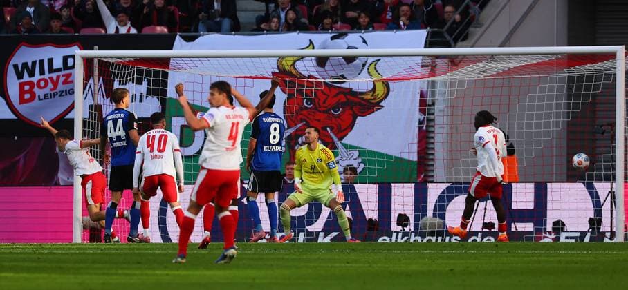 RB Leipzig - Hamburg Bundesliga Leipzig, 18.10.2025, Red Bull Arena, Fussball, Bundesliga, Spieltag 7 , RB Leipzig vs. Hamburger SV , Tor für Leipzig zum 1:0. Im Bild: Torschütze Christoph Baumgartner (li., 14, RB Leipzig) trifft zur Pausenführung. ,