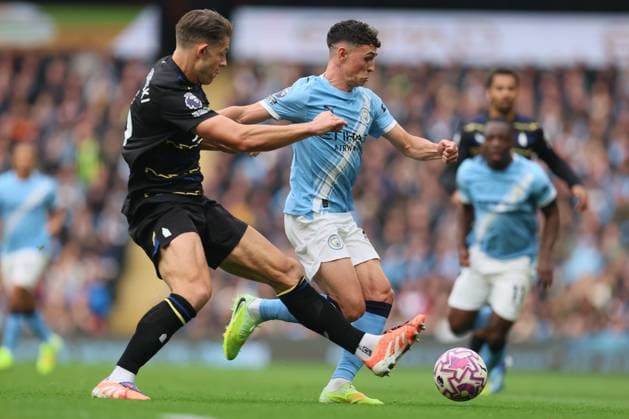 James Tarkowski of Everton and Phil Foden of Manchester City Manchester City v Everton, Premier League, Football, Etihad Stadium, Manchester, UK - 18 Oct 2025Manchester Etihad Stadium United Kingdom EDITORIAL USE ONLY No use with unauthorised audio, video, data, fixture lists, club league logos or live services. Online in-match use limited to 120 images, no video emulation. No use in betting, games or single club league player publications. Copyright: xPaulxCurrie Shutterstockx 15544977an