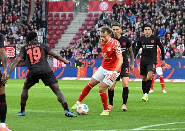 18.10.2025, xsltx, Fussball 1.Bundesliga, FSV Mainz 05 - Bayer 04 Leverkusen v.l. Leverkusener Übermacht: Ernest Poku (Bayer 04 Leverkusen), Benedict Hollerbach (1. FSV Mainz 05), Alejandro Grimaldo (Bayer 04 Leverkusen), Ezequiel Fernandez (Bayer 04 Leverkusen) (DFL DFB REGULATIONS PROHIBIT ANY USE OF PHOTOGRAPHS as IMAGE SEQUENCES and or QUASI-VIDEO)