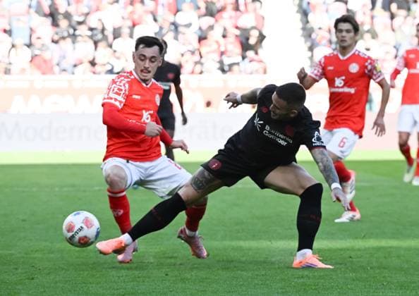 18.10.2025, xsltx, Fussball 1.Bundesliga, FSV Mainz 05 - Bayer 04 Leverkusen v.l. Paul Nebel (1. FSV Mainz 05), Alex Garcia (Bayer 04 Leverkusen) (DFL DFB REGULATIONS PROHIBIT ANY USE OF PHOTOGRAPHS as IMAGE SEQUENCES and or QUASI-VIDEO)