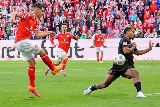Mainz, Deutschland 18. Oktober 2025: 1. BL - 2025 2026 - FSV Mainz 05 vs. Bayer 04 Leverkusen Im Bild: v. li. Dominik Kohr (Mainz) kommt gegen Loic Bade (Leverkusen) zur Torchance. DFL regulations prohibit any use of photographs as image sequences and or quasi-video Mewa Arena Rheinland - Pfalz Copyright: xFotostandx xRacochax