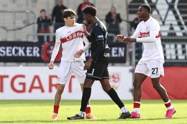 18.10.2025, Fussball, Herren, 11. Spieltag Dritte Liga Saison 2025 2026: VfB Stuttgart II - FC Schweinfurt 05 Von links: Efe Korkut (VfB Stuttgart II, 11) wird von Uche Obiogumu (FC Schweinfurt 05, 27) angegangen und gepackt, Emotionen Einzelfoto
