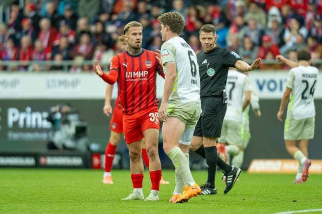 Niklas Dorsch (FC Heidenheim, 30), Jens Stage (SV Werder Bremen, 06), GER, 1. FC Heidenheim vs. Werder Bremen, Fussball, Bundesliga, 7. Spieltag, Spielzeit 2025 2026, 18.10.2025, DFL DFB REGULATIONS PROHIBIT ANY USE OF PHOTOGRAPHS AS IMAGE SEQUENCES AND OR QUASI-VIDEO, GER, 1. FC Heidenheim vs. Werder Bremen, Fussball, Bundesliga, 7. Spieltag, Spielzeit 2025 2026, 18.10.2025 Heidenheim Copyright: xEibner-Pressefotox EP_EER