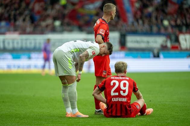 Marco Friedl (SV Werder Bremen, 32), Mikkel Kaufmann (FC Heidenheim, 29) muss verletzt ausgewechselt werden, GER, 1. FC Heidenheim vs. Werder Bremen, Fussball, Bundesliga, 7. Spieltag, Spielzeit 2025 2026, 18.10.2025, DFL DFB REGULATIONS PROHIBIT ANY USE OF PHOTOGRAPHS AS IMAGE SEQUENCES AND OR QUASI-VIDEO, GER, 1. FC Heidenheim vs. Werder Bremen, Fussball, Bundesliga, 7. Spieltag, Spielzeit 2025 2026, 18.10.2025 Heidenheim Copyright: xEibner-Pressefotox EP_EER