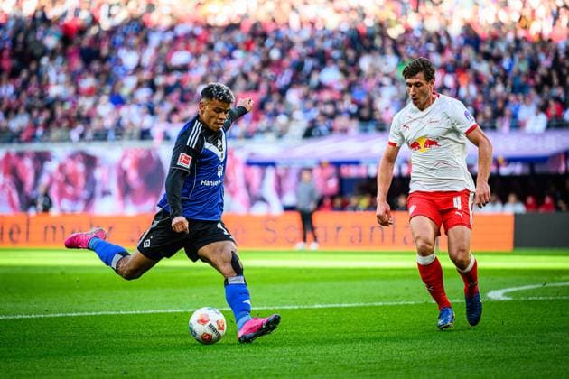 Fußball I Herren I Saison 2025-2026 I Bundesliga I 7. Spieltag I RB Leipzig - Hamburger SV I 18.10.2025 Ransford-Yeboah Königsdörffer (11, Hamburger SV), Willi Orban (4, RB Leipzig) Leipzig Red Bull Arena Sachsen Deutschland Copyright: xLobecax xHenningxRohlfsx