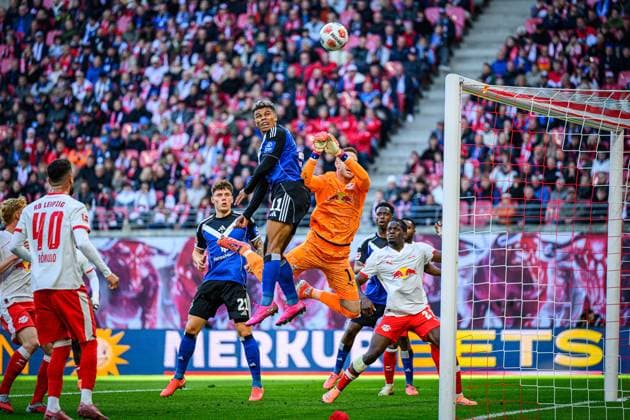 Fußball I Herren I Saison 2025-2026 I Bundesliga I 7. Spieltag I RB Leipzig - Hamburger SV I 18.10.2025 Ransford-Yeboah Königsdörffer (11, Hamburger SV), Peter Gulacsi (1, RB Leipzig) Leipzig Red Bull Arena Sachsen Deutschland Copyright: xLobecax xHenningxRohlfsx