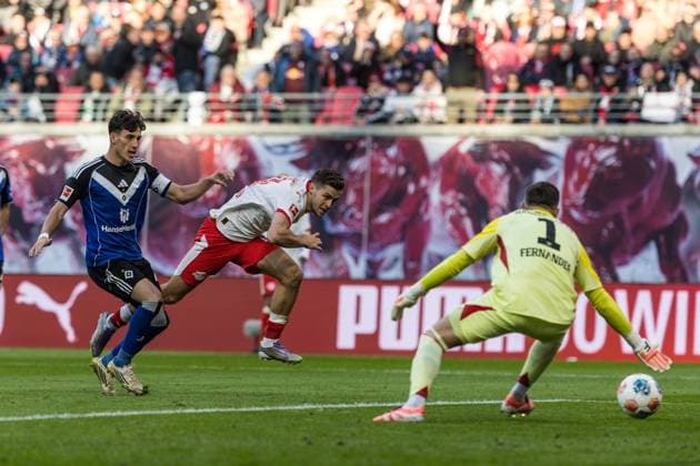 GER, Bundesliga, RB Leipzig - Hamburger SV 18.10.2025, Red Bull Arena, Leipzig, GER, Bundesliga, RB Leipzig - Hamburger SV Christoph Baumgartner (RB Leipzig 14), Daniel Heuer Fernandes (Hamburger SV 1) Â