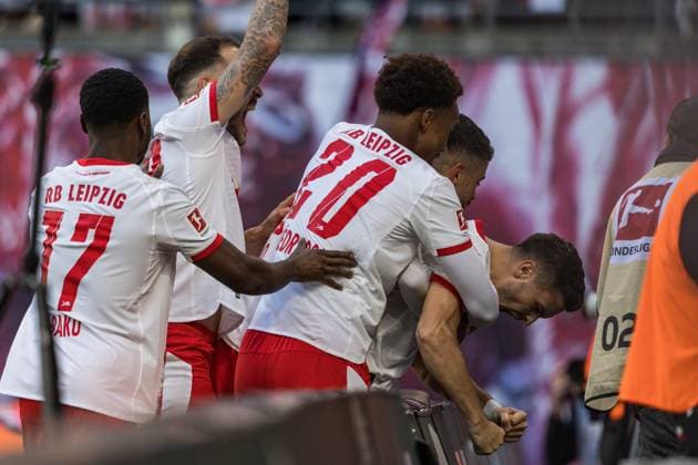 GER, Bundesliga, RB Leipzig - Hamburger SV 18.10.2025, Red Bull Arena, Leipzig, GER, Bundesliga, RB Leipzig - Hamburger SV Assan Ouedraogo (RB Leipzig 20) jubelt mit Christoph Baumgartner (RB Leipzig 14) Â