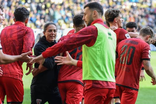 3. Liga; Alemannia Aachen - FC Ingolstadt 04; Dennis Kaygin (10, FCI) Tor Jubel Treffer 0:1 Siegtreffer, Cheftrainerin Sabrina Wittmann (FCI) bei den Fans 3. Liga - FC Ingolstadt 04 Saison 2025 2026 Alemannia Aachen