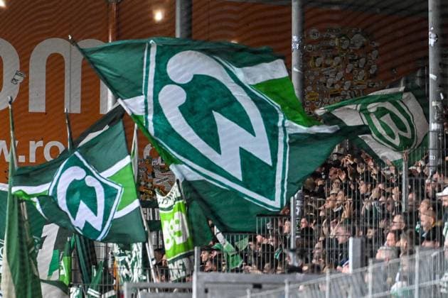 GER, 1. FBL, 1. FC Heidenheim vs SV Werder Bremen 18.10.2025, Voith-Arena, Heidenheim, GER, 1. FBL, 1. FC Heidenheim vs SV Werder Bremen, im Bild Fans aus Bremen feuern ihr Team an, Fanblock, Fahnen
