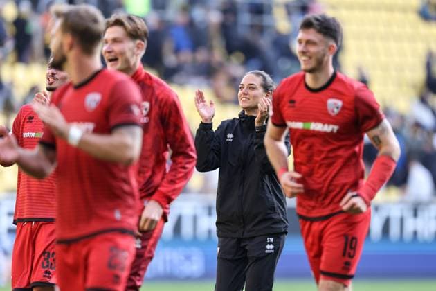 3. Liga; Alemannia Aachen - FC Ingolstadt 04; Sieg Jubel Freude Spieler bedanken sich bei den Fans Cheftrainerin Sabrina Wittmann (FCI) 3. Liga - FC Ingolstadt 04 Saison 2025 2026 Alemannia Aachen *** 3 Liga Alemannia Aachen FC Ingolstadt 04 victory jubilation joy players thank the fans head coach Sabrina Wittmann FCI 3 Liga FC Ingolstadt 04 season 2025 2026 Alemannia Aachen