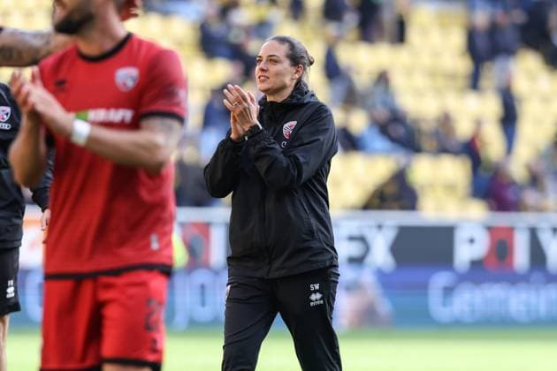 3. Liga; Alemannia Aachen - FC Ingolstadt 04; Sieg Jubel Freude Spieler bedanken sich bei den Fans Cheftrainerin Sabrina Wittmann (FCI) 3. Liga - FC Ingolstadt 04 Saison 2025 2026 Alemannia Aachen