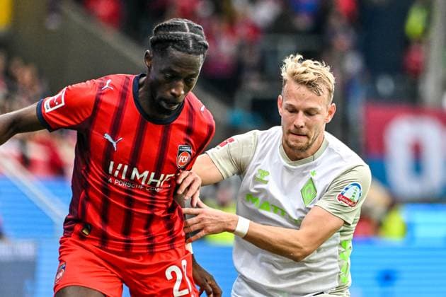 GER, 1. FBL, 1. FC Heidenheim vs SV Werder Bremen 18.10.2025, Voith-Arena, Heidenheim, GER, 1. FBL, 1. FC Heidenheim vs SV Werder Bremen, im Bild Omar Traore (Heidenheim, 23), Marco Grüll Gruell (Werder Bremen, 17)