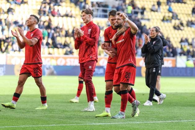 3. Liga; Alemannia Aachen - FC Ingolstadt 04; Sieg Jubel Freude Spieler bedanken sich bei den Fans Yannick Deichmann (20, FCI) Jonas Scholz (15, FCI) Frederik Christensen (11, FCI) Marcel Costly (22, FCI) 3. Liga - FC Ingolstadt 04 Saison 2025 2026 Alemannia Aachen