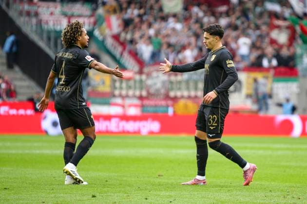 Köln, Deutschland, 18.10.25: Han-Noah Massengo (FC Augsburg) und Fabian Rieder (FC Augsburg) gestikuliert, Gestik waehrend des Spiels der 1. Bundesliga zwischen 1. FC Köln vs FC Augsburg im RheinEnergieStadion Köln RheinEnergieStadion North Rhine-Westphalia Germany Copyright: xBrauer-Fotoagenturx xAdrianxSchlx