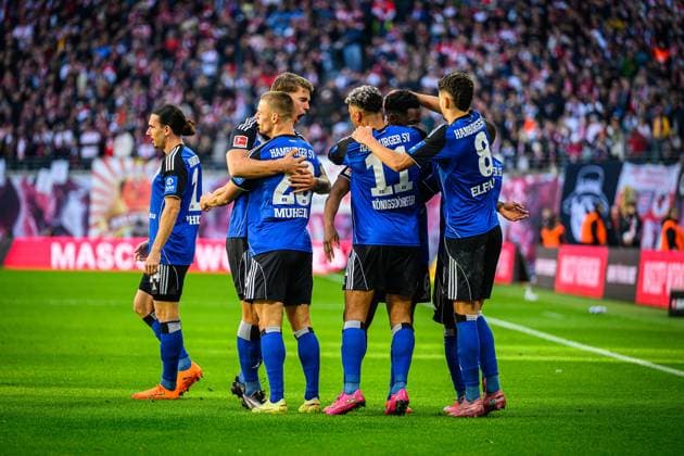 Fußball I Herren I Saison 2025-2026 I Bundesliga I 7. Spieltag I RB Leipzig - Hamburger SV I 18.10.2025 Albert Sambi Lokonga (6, Hamburger SV) und der Hamburger SV jubeln zum Tor. Leipzig Red Bull Arena Sachsen Deutschland Copyright: xLobecax xHenningxRohlfsx