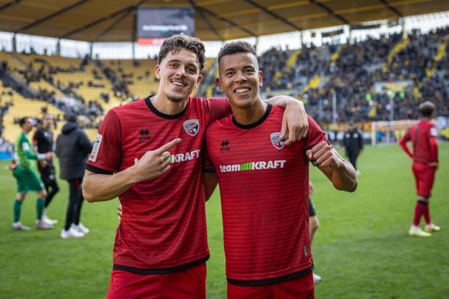 3. Liga; Alemannia Aachen - FC Ingolstadt 04; Sieg Jubel Freude Spieler bedanken sich bei den Fans Torschütze Dennis Kaygin (10, FCI) mit Marcel Costly (22, FCI) 3. Liga - FC Ingolstadt 04 Saison 2025 2026 Alemannia Aachen