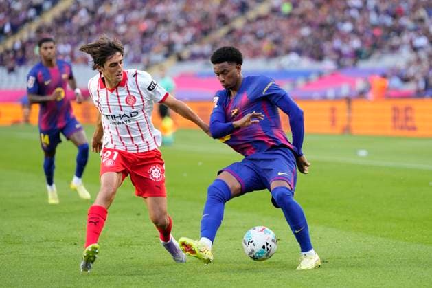 FC Barcelona, Barca v Girona FC - LaLiga EA Sports Bryan Gil left winger of Girona and Spain and Alejandro Balde left-back of Barcelona and Spain compete for the ball during the La Liga EA Sports match between FC Barcelona and Girona FC at Estadi Olimpic Lluis Companys on October 18, 2025 in Barcelona, Spain. Barcelona Spain  Copyright: xJosexBretonx originalFilename:bretonhernandez-fcbarcel251018_nps2w.jpg