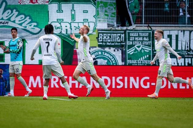 Marco Gruell 17 (SV Werder Bremen) mit dem Jubel nach dem 0:1, mit Romano Schmid 20 (SV Werder Bremen) und Samuel Mbangula 7 (SV Werder Bremen), 1. FC Heidenheim 1846 vs. SV Werder Bremen, DFL, Bundesliga, Saison 2025 2026, Voith Arena, Hinrunde, 7. Spieltag, 18.10.2025 DFB regulations prohibit any use of photographs as image sequences and or quasi-video Heidenheim Baden-Wuerttemberg Deutschland
