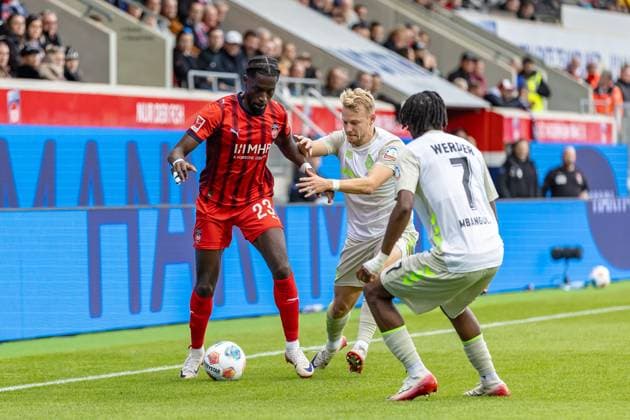 Zweikampf zwischen Omar Haktab Traore (FC Heidenheim, 23) Marco Gruell (SV Werder Bremen, 17) Samuel Mbangula (SV Werder Bremen, 07), GER, 1. FC Heidenheim vs. Werder Bremen, Fussball, Bundesliga, 07. Spieltag, Spielzeit 2025 2026, 18.10.2025, DFL DFB REGULATIONS PROHIBIT ANY USE OF PHOTOGRAPHS AS IMAGE SEQUENCES AND OR QUASI-VIDEO, GER, 1. FC Heidenheim vs. Werder Bremen, Fussball, Bundesliga, 07. Spieltag, Spielzeit 2025 2026, 18.10.2025 Heidenheim Copyright: xEibner-Pressefoto JanixPlessx EP_JPL