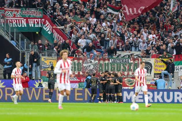 Köln, Deutschland, 18.10.25: Fabian Rieder (FC Augsburg) Torjubel, jubelt mit seiner Mannschaft nach dem Treffer zum 0:1 waehrend des Spiels der 1. Bundesliga zwischen 1. FC Köln vs FC Augsburg im RheinEnergieStadion Köln RheinEnergieStadion North Rhine-Westphalia Germany Copyright: xBrauer-Fotoagenturx xAdrianxSchlx