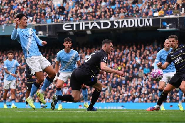 Manchester City v Everton, Premier League Tijjani Reijnders of Manchester City shoots at goal during the Manchester City v Everton Premier League match at the Etihad Stadium, Manchester, England on 18 October 2025 Credit: Ryan Crockett Every Second Media Editorial use only. All images are copyright Every Second Media Limited. No images may be reproduced without prior permission. All rights reserved. Premier League and Football League images are subject to licensing agreements with Football DataCo Limited. see https: www.football-dataco.com Copyright: xIMAGO EveryxSecondxMediax ESM-1625-0046 RyanxCrockettx xEveryxSecondxMediax