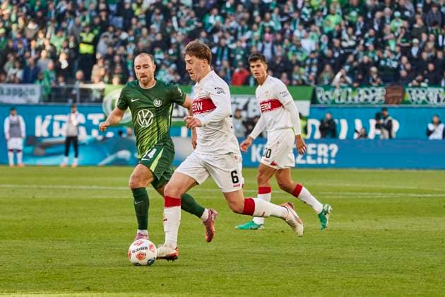 Angelo Stiller (VfB Stuttgart 6) VfL Wolfsburg vs. VfB Stuttgart, Fussball Bundesliga, BL, Buli, Saison 2025 2026 18.10.2025 -Pressefoto Jan-Frederic Helbig VfL Wolfsburg vs. VfB Stuttgart, Fussball Bundesliga, BL, Buli, Volkswagen Arena, 1 Bundesliga, Saison 2025 2026, 18.10.2025 Wolfsburg Copyright: xEibner-Pressefoto Jan-FredericxHelbigx EP_JHG