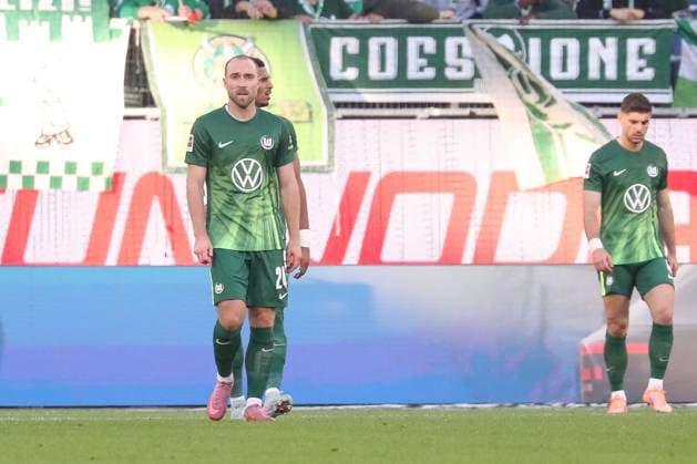 18.10.2025, xgox, Fussball - 1.Bundesliga VfL Wolfsburg - VfB Stuttgart emspor, v.l. Christian Eriksen (Wolfsburg, 24) enttaeuscht, schaut enttaeuscht, niedergeschlagen, disappointed (DFL DFB REGULATIONS PROHIBIT ANY USE OF PHOTOGRAPHS as IMAGE SEQUENCES and or QUASI-VIDEO) Wolfsburg