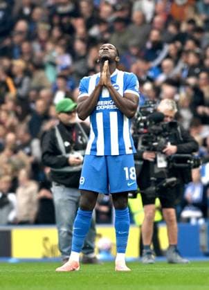 Danny Welbeck of Brighton looks to the skies during the Premier League match between Brighton and Hove Albion and Newcastle United at the American Express Stadium , Brighton , UK - 18th October 2025 Brighton & Hove Albion v Newcastle United Premier League Football, Amex Stadium, Sussex, United Kingdom - 18 Oct 2025Brighton Amex Stadium Sussex United Kingdom Editorial use only. No merchandising. For Football images FA and Premier League restrictions apply inc. no internet mobile usage without FAPL license - for details contact Football Dataco  Copyright: xSimonxDack Shutterstockx 15547704l