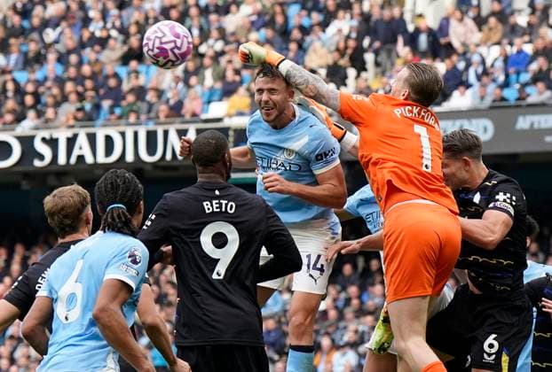 Manchester, England, 18th October 2025. Jordan Pickford of Everton (R) punches clear from Nico Gonzalez of Manchester City during the Manchester City vs Everton Premier League match at the Etihad Stadium, Manchester. Picture credit should read: Andrew Yates Sportimage EDITORIAL USE ONLY. No use with unauthorised audio, video, data, fixture lists, club league logos or live services. Online in-match use limited to 120 images, no video emulation. No use in betting, games or single club league player publications. SPI_009_AY_MAN_CITY_EVERTON SPI-4220-0009