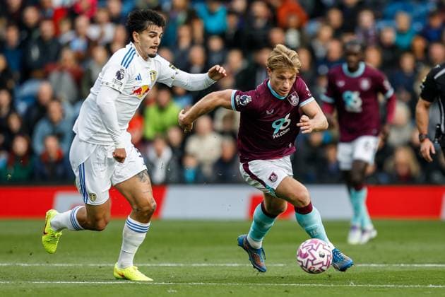 Burnley v Leeds United Premier League Zian Flemming of Burnley and Pascal Struijk of Leeds United during the Premier League match at Turf Moor, Burnley UK Newspapers OUT Copyright: xMaxxTomlinsonx FIL-22369-0094
