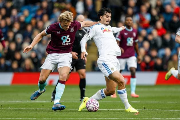 Burnley v Leeds United Premier League Zian Flemming of Burnley and Pascal Struijk of Leeds United during the Premier League match at Turf Moor, Burnley UK Newspapers OUT Copyright: xMaxxTomlinsonx FIL-22369-0096