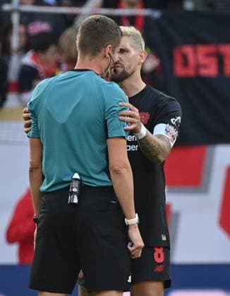 18.10.2025, xjrdrx, Fussball 1.Bundesliga, FSV Mainz 05 - Bayer 04 Leverkusen v.l. Schiedsrichter Florian Exner (Münster), Robert Andrich (Bayer Leverkusen) gestikuliert, mit den Armen gestikulieren (DFL DFB REGULATIONS PROHIBIT ANY USE OF PHOTOGRAPHS as IMAGE SEQUENCES and or QUASI-VIDEO) Mainz