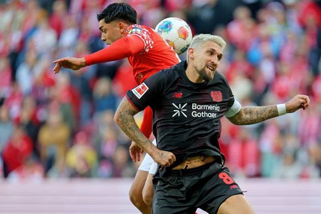 Mainz, Deutschland 18. Oktober 2025: 1. BL - 2025 2026 - FSV Mainz 05 vs. Bayer 04 Leverkusen Im Bild: v. li. im Zweikampf Nadiem Amiri (Mainz) gegen Robert Andrich (Leverkusen). DFL regulations prohibit any use of photographs as image sequences and or quasi-video Mewa Arena Rheinland - Pfalz Copyright: xFotostandx xRacochax