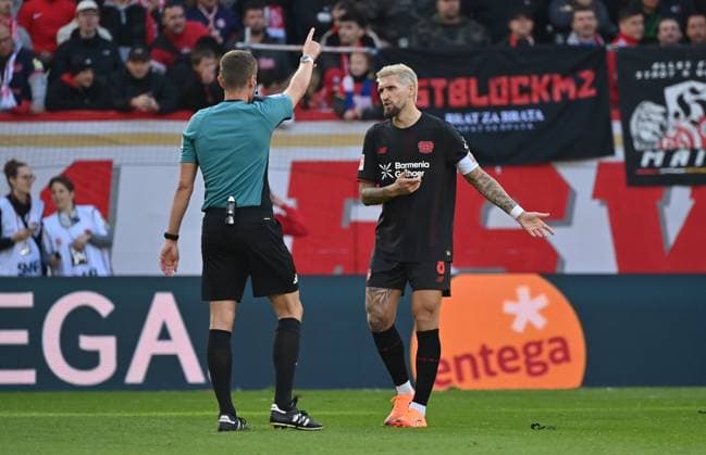 18.10.2025, xjrdrx, Fussball 1.Bundesliga, FSV Mainz 05 - Bayer 04 Leverkusen v.l. Schiedsrichter Florian Exner (Münster), Robert Andrich (Bayer Leverkusen) gestikuliert, mit den Armen gestikulieren (DFL DFB REGULATIONS PROHIBIT ANY USE OF PHOTOGRAPHS as IMAGE SEQUENCES and or QUASI-VIDEO) Mainz
