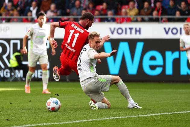 18.10.2025, xmohx, Fussball 1.Bundesliga, 1.FC Heidenheim - SV Werder Bremen v.l. Budu Zivzivadze (1.FC Heidenheim) Amos Pieper (SV Werder Bremen) Zweikampf, Aktion, action, battle for the ball (DFL DFB REGULATIONS PROHIBIT ANY USE OF PHOTOGRAPHS as IMAGE SEQUENCES and or QUASI-VIDEO) Heidenheim