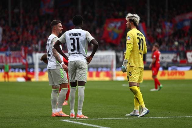 18.10.2025, xmohx, Fussball 1.Bundesliga, 1.FC Heidenheim - SV Werder Bremen v.l. Marco Friedl (SV Werder Bremen) Karim Coulibaly (SV Werder Bremen) Mio Backhaus (SV Werder Bremen) (DFL DFB REGULATIONS PROHIBIT ANY USE OF PHOTOGRAPHS as IMAGE SEQUENCES and or QUASI-VIDEO) Heidenheim