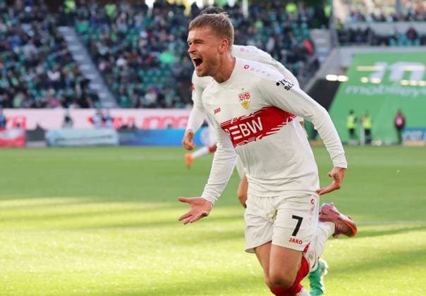 18.10.2025, Deutschland, Wolfsburg, Fußball Bundesliga, Saison 2025 2026, VfL Wolfsburg vs. VfB Stuttgart, Jubel nach dem 0:2 Tor, Torschütze Maximilian Mittelstädt (VfB)