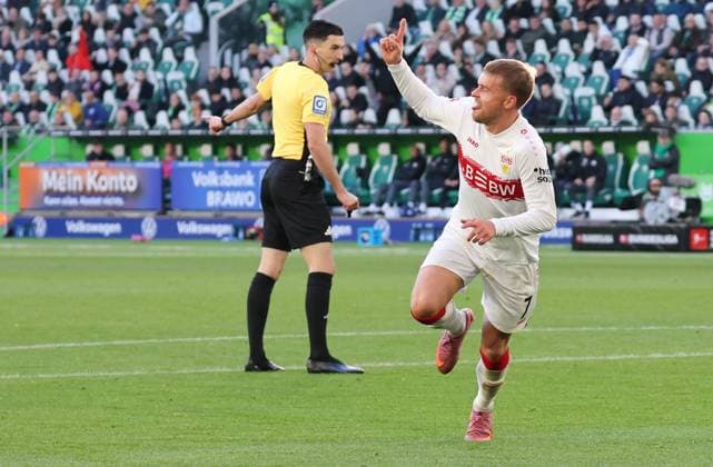 18.10.2025, Deutschland, Wolfsburg, Fußball Bundesliga, Saison 2025 2026, VfL Wolfsburg vs. VfB Stuttgart, Jubel nach dem 0:2 Tor, Torschütze Maximilian Mittelstädt (VfB)