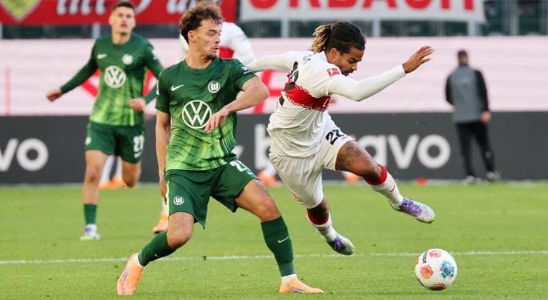 18.10.2025, Deutschland, Wolfsburg, Fußball Bundesliga, Saison 2025 2026, VfL Wolfsburg vs. VfB Stuttgart, v.l. Aaron Zehntner (VfL), Lorenz Assignon (VfB)