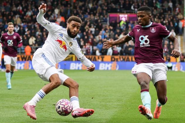 Jayden Bogle (2 Leeds United) controls the ball during the Premier League match between Burnley and Leeds United at Turf Moor in Burnley, England on October 18th 2025. Copyright: xSeanxChandlerx xSPPx Sportspressphoto_SPR43932