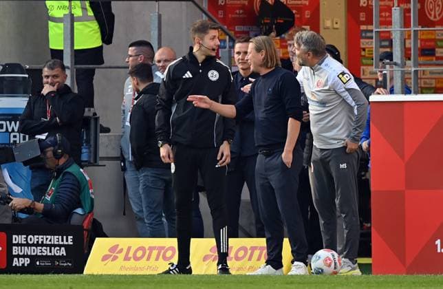 18.10.2025, xjrdrx, Fussball 1.Bundesliga, FSV Mainz 05 - Bayer 04 Leverkusen v.l. Trainer Bo Henriksen (FSV Mainz 05) gibt Anweisungen 4.ter Offizieller Felix Wagner (DFL DFB REGULATIONS PROHIBIT ANY USE OF PHOTOGRAPHS as IMAGE SEQUENCES and or QUASI-VIDEO) Mainz